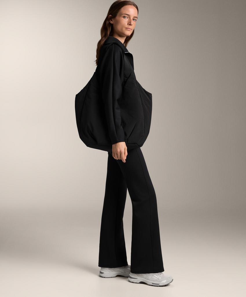 Расклешенные брюки с высокой посадкой и эффектом неопрена