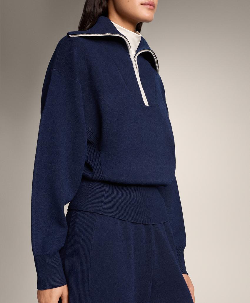 Свитер с высоким воротником и молнией до уровня груди