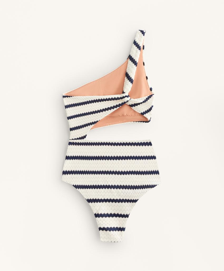Асимметричный купальник трикини в полоску вязаный