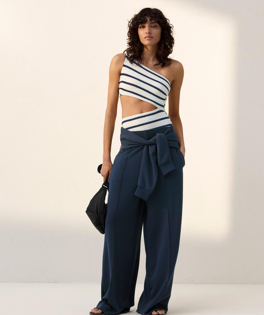 Асимметричный купальник трикини в полоску вязаный