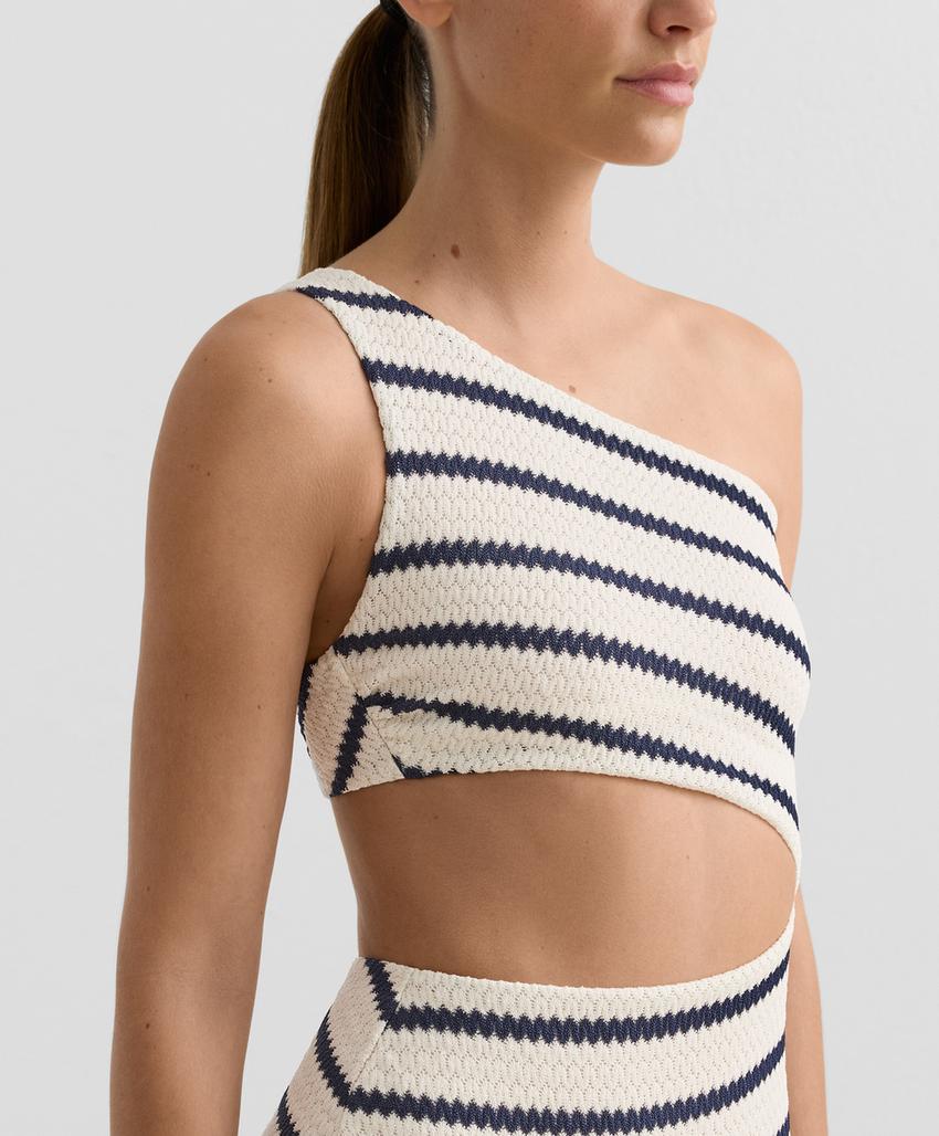 Асимметричный купальник трикини в полоску вязаный