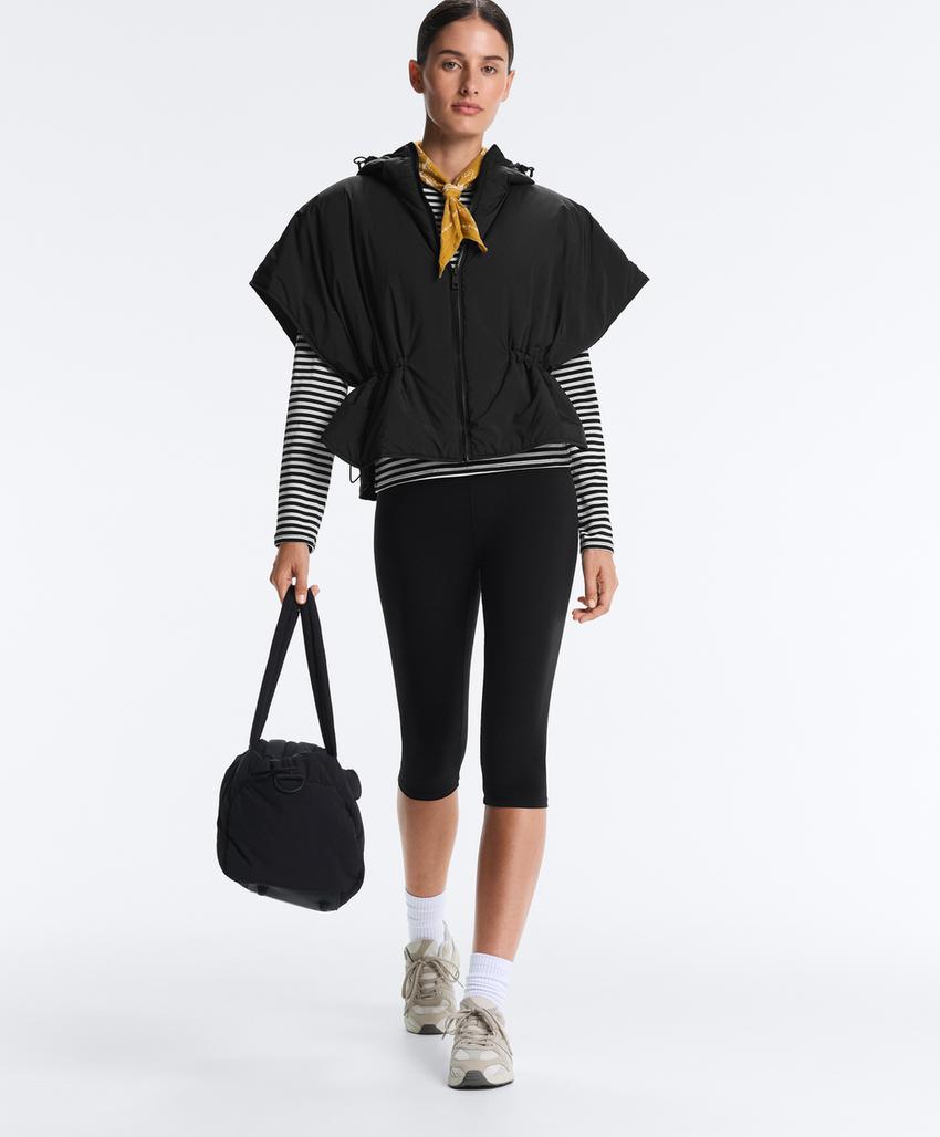 Стеганый жилет с капюшоном