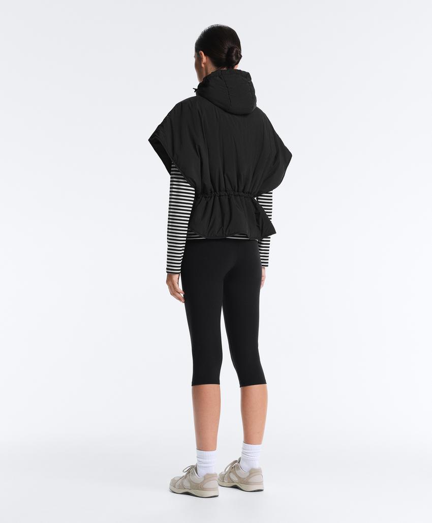 Стеганый жилет с капюшоном