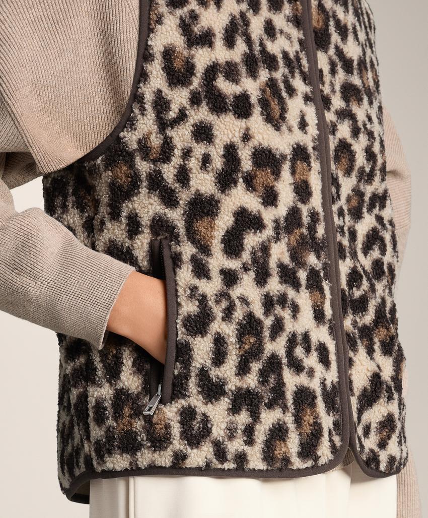 Жилет из искусственной овчины с леопардовым принтом
