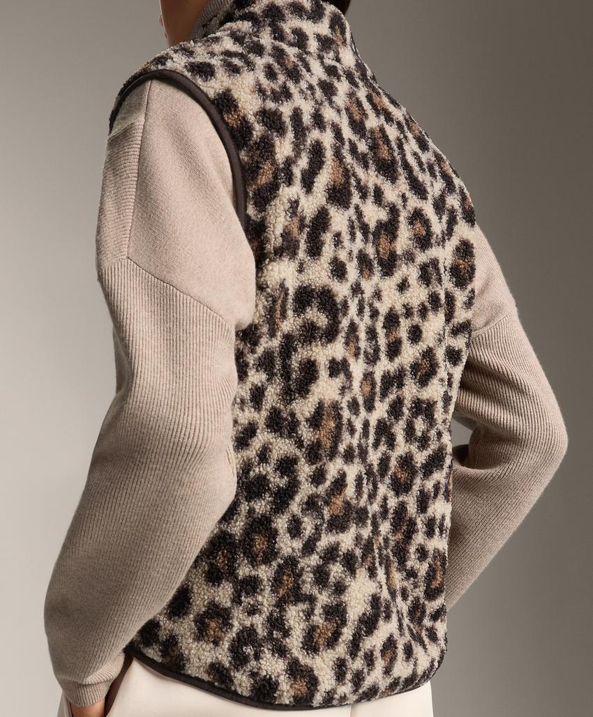 Жилет из искусственной овчины с леопардовым принтом