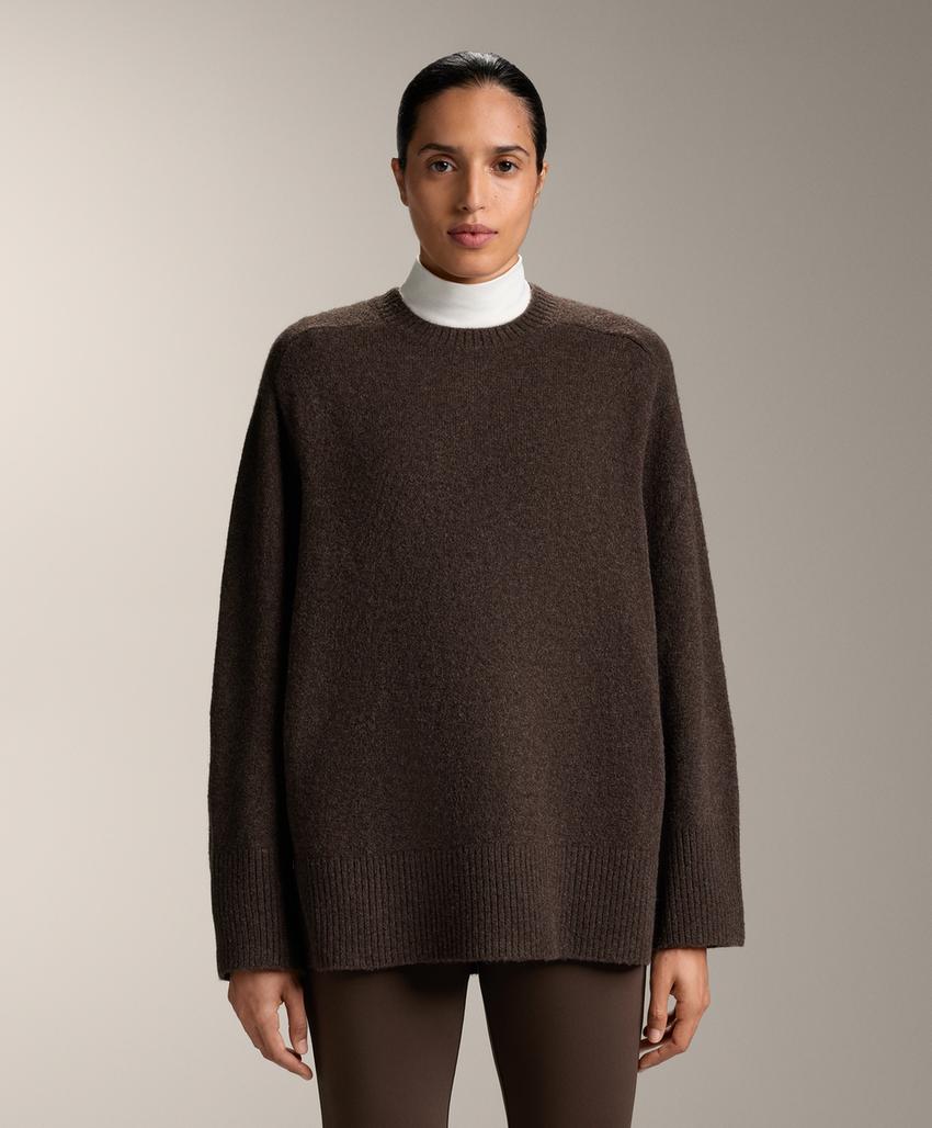 Мягкий вязаный джемпер с круглым вырезом