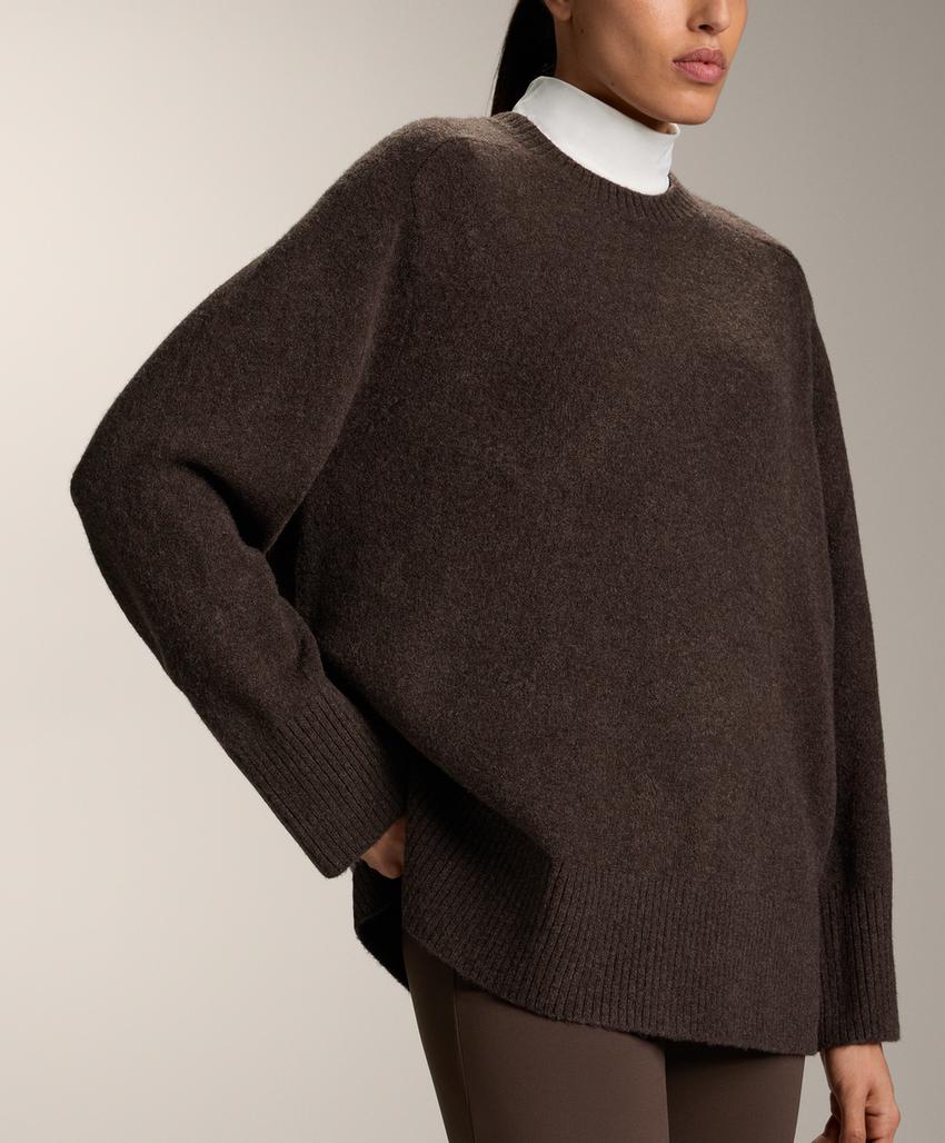 Мягкий вязаный джемпер с круглым вырезом