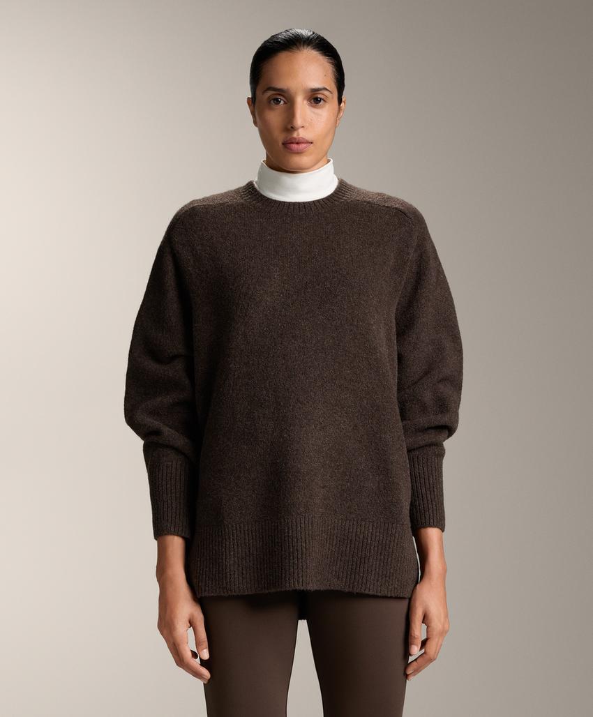 Мягкий вязаный джемпер с круглым вырезом