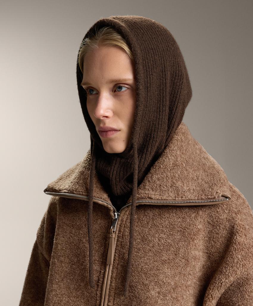 Вязаная балаклава в рубчик