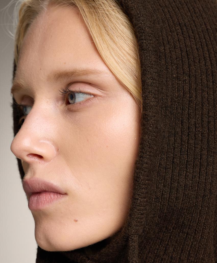 Вязаная балаклава в рубчик