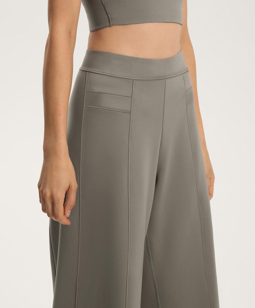 Брюки-баллоны с эффектом неопрена