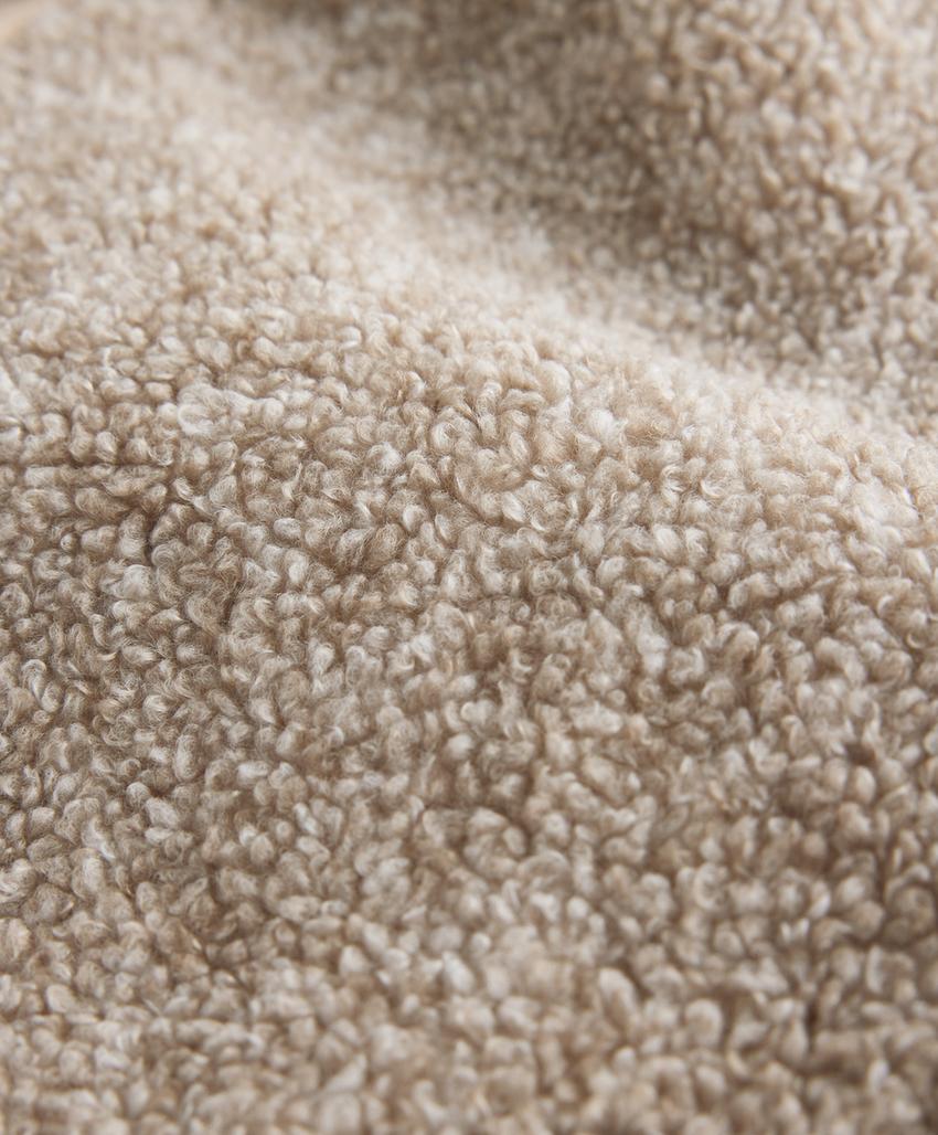 Полушубок с капюшоном из искусственного меха